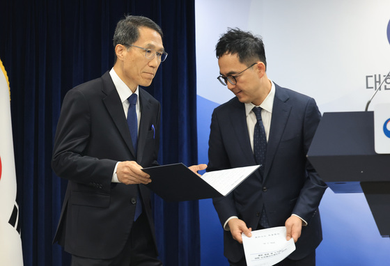 가짜뉴스 엄정 대응 담화문 발표 나선 유재성·구자현