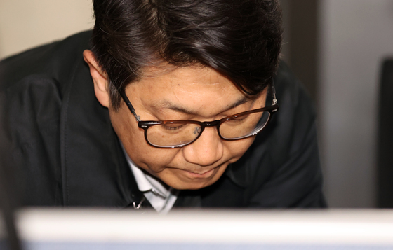 출입증 받는 문지석 검사