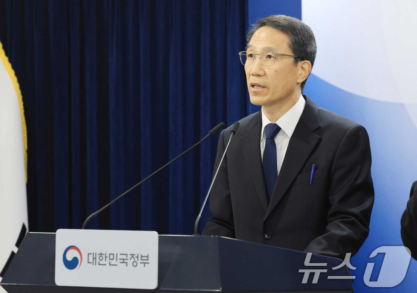 (서울=뉴스1) 임세영 기자 = 유재성 경찰청장 직무대행이 26일 서울 종로구 정부서울청사에서 AI 악용 등 가짜뉴스 엄정 대응을 위한 검경 합동 담화문을 발표하고 있다. 2026 …