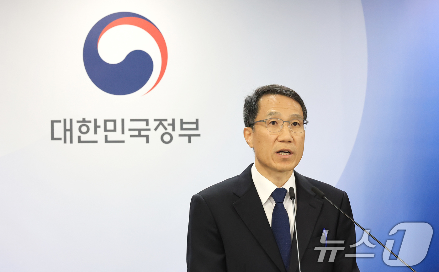 (서울=뉴스1) 임세영 기자 = 유재성 경찰청장 직무대행이 26일 서울 종로구 정부서울청사에서 AI 악용 등 가짜뉴스 엄정 대응을 위한 검경 합동 담화문을 발표하고 있다. 2026 …