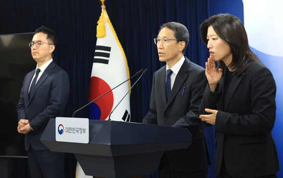 가짜뉴스 엄정 대응 담화문 발표 나선 유재성·구자현