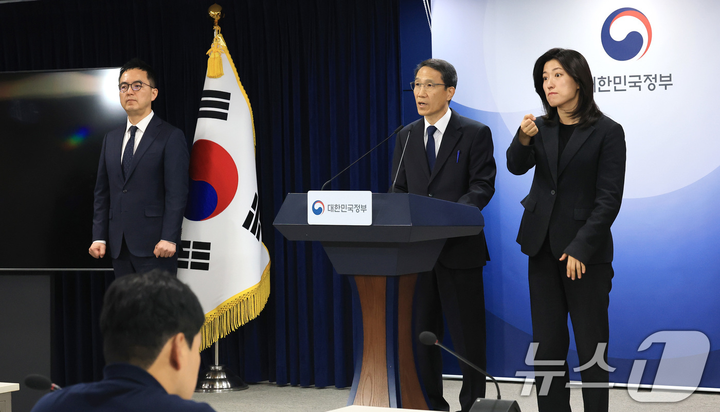 (서울=뉴스1) 임세영 기자 = 유재성 경찰청장 직무대행과 구자현 검찰총장 직무대행이 26일 서울 종로구 정부서울청사에서 AI 악용 등 가짜뉴스 엄정 대응을 위한 검경 합동 담화문 …