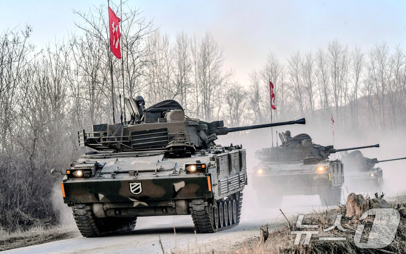 본문 이미지 - 대한민국 육군이 26일 양평종합훈련장에서 병력 감소와 미래 전장환경 변화에 대응하기 위한 'AI기반 유ㆍ무인복합 한국형공병전투차량(이하 K-CEV)'의 첫 실전 훈련 현장을 공개했다. 사진은 K-CEV가 표적을 식별하고 사격을 하는 모습. (육군 제공. 재판매 및 DB 금지) 2026.2.26 ⓒ 뉴스1