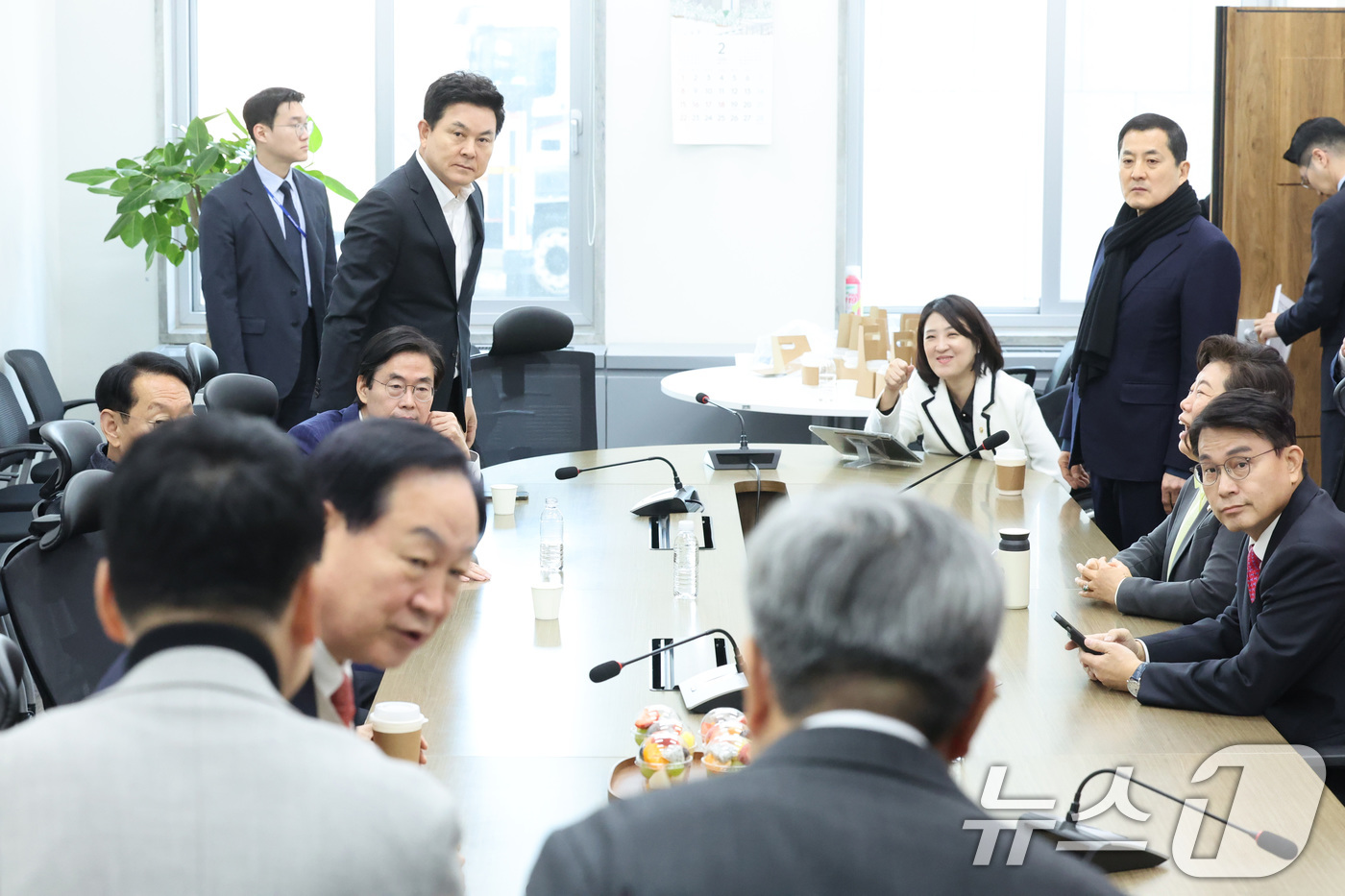 (서울=뉴스1) 신웅수 기자 = 장동혁 국민의힘 대표가 26일 서울 여의도 국회에서 4선 이상 중진 의원들과 면담에 앞서 인사하고 있다. 2026.2.26/뉴스1