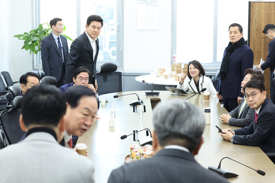 중진 의원들과 인사하는 장동혁