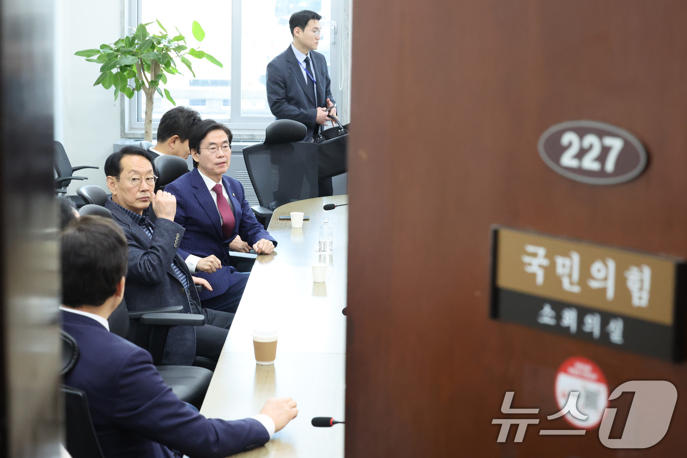 (서울=뉴스1) 신웅수 기자 = 4선 이상 국민의힘 의원들이 26일 서울 여의도 국회에서 장동혁 대표와의 면담을 기다리고 있다. 2026.2.26/뉴스1