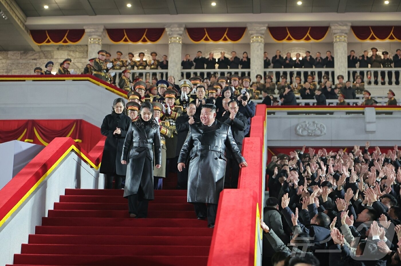 본문 이미지 - (평양 노동신문=뉴스1) = 북한이 제9차 노동당 대회 폐막을 기념하는 열병식을 평양 김일성광장에서 개최했다.  [국내에서만 사용가능. 재배포 금지. DB 금지. For Use Only in the Republic of Korea. Redistribution Prohibited] rodongphoto@news1.kr