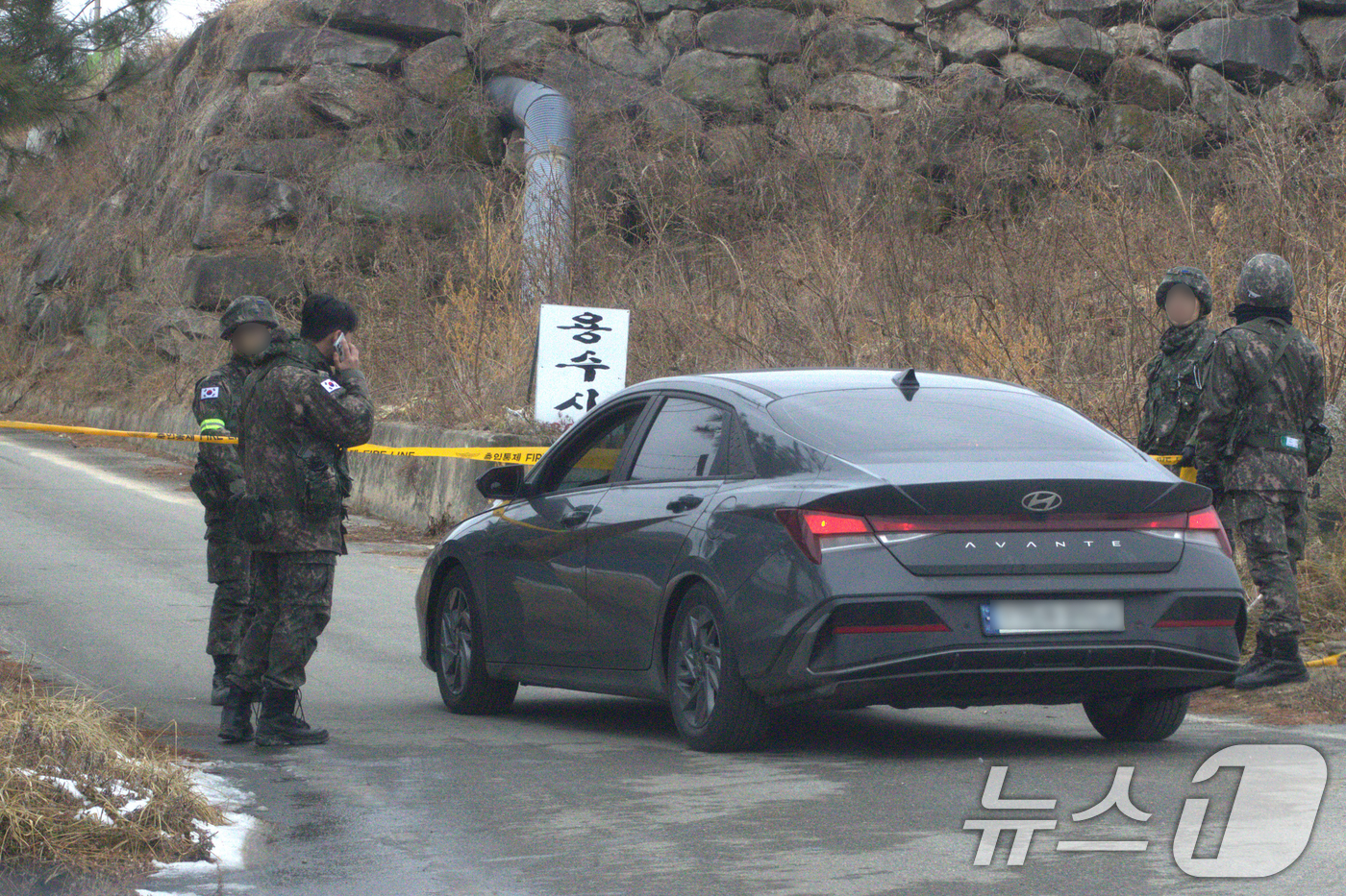 (영주=뉴스1) 신성훈 기자 = 26일 공군 군사경찰이 전날 F-16C 전투기 추락사고가 발생한 경북 영주시 안정면 용산리 사고 현장으로 들어가는 길목을 차단하고 있다. 2026. …