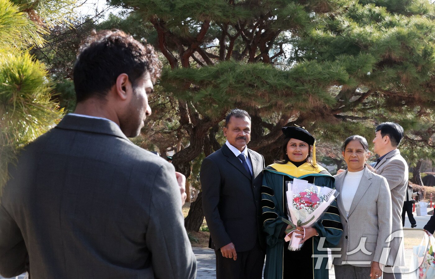 본문 이미지 - 26일 광주 북구 용봉동 전남대학교 캠퍼스 제74회 전기학여수여식에서 스리랑카 출신 졸업생이 부모님과사진을 남기고 있다. 2026.2.26 ⓒ 뉴스1 박지현 기자