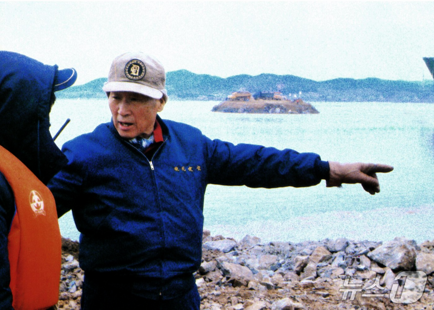 본문 이미지 -  서산 간척지 사업을 진두지휘하는 정주영 창업회장(현대차그룹 제공)