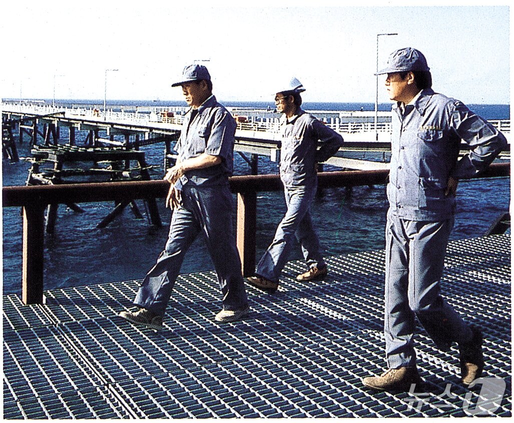 본문 이미지 - 사우디아라비아주바일산업항공사현장에 정주영 창업회장. (현대차그룹 제공) 