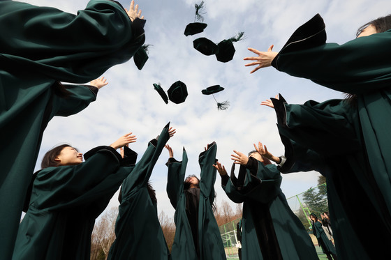 사회 첫 발 내딛는 대학 졸업생들 바람은?…"좋은 일자리"