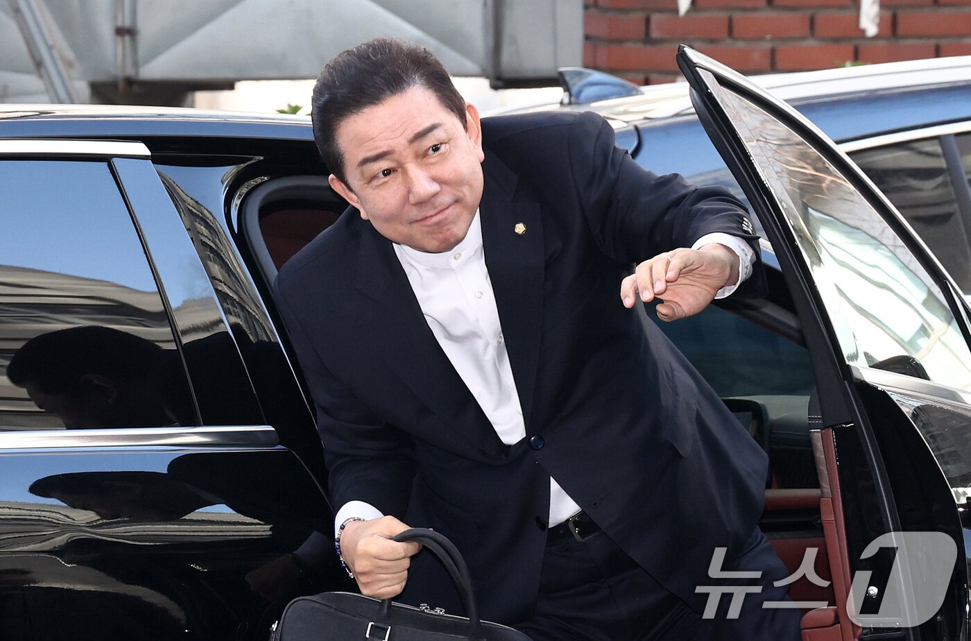 본문 이미지 - 공천헌금 수수 의혹 등 13가지 의혹으로 수사를 받고 있는 김병기 무소속 의원이 26일 오전 서울 마포구 서울경찰청 공공범죄수사대에 피의자 신분으로 출석하고 있다. 2026.2.26 ⓒ 뉴스1 최지환 기자