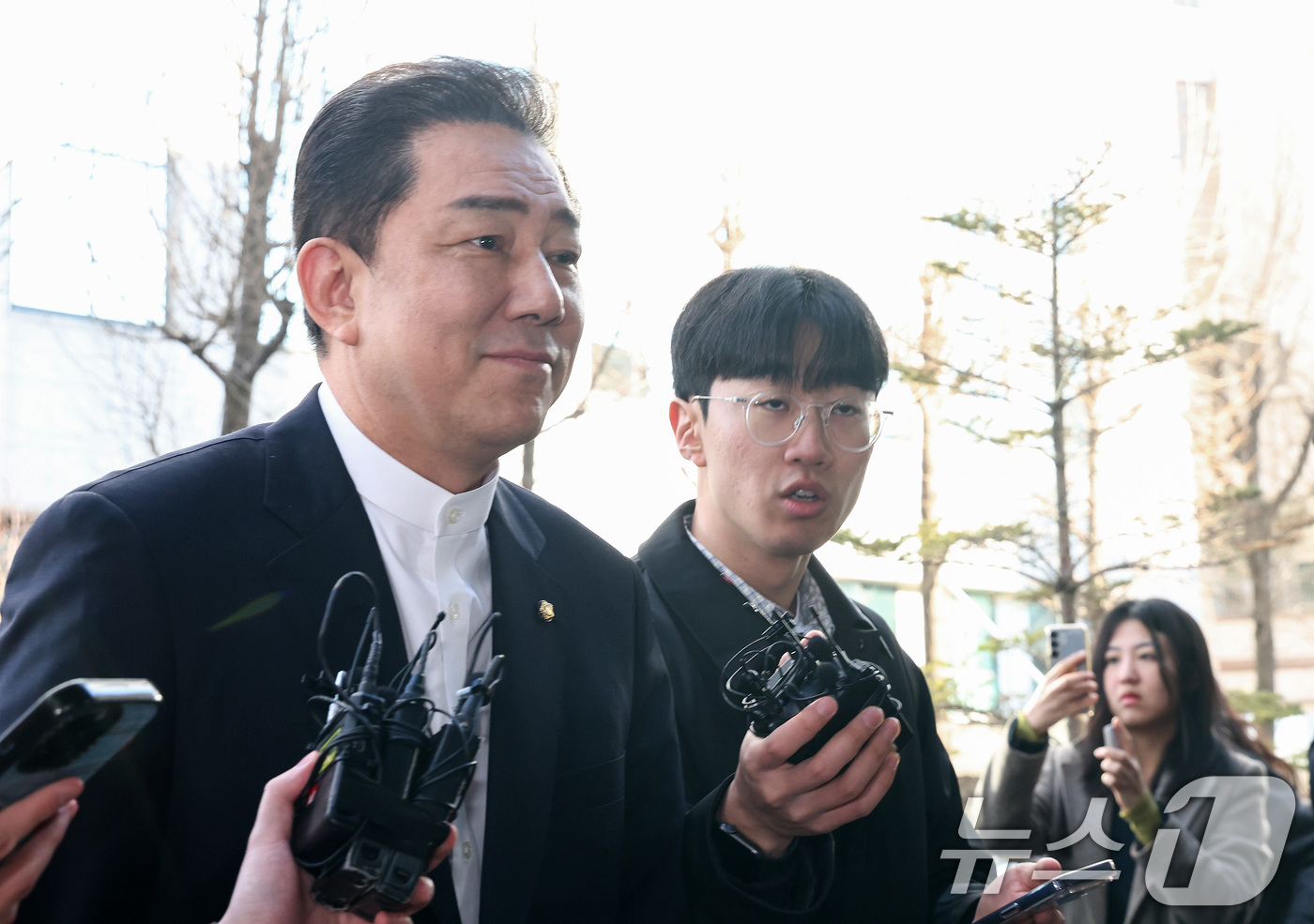 (서울=뉴스1) 최지환 기자 = 공천헌금 수수 의혹 등 13가지 의혹으로 수사를 받고 있는 김병기 무소속 의원이 26일 오전 서울 마포구 서울경찰청 공공범죄수사대에 피의자 신분으로 …