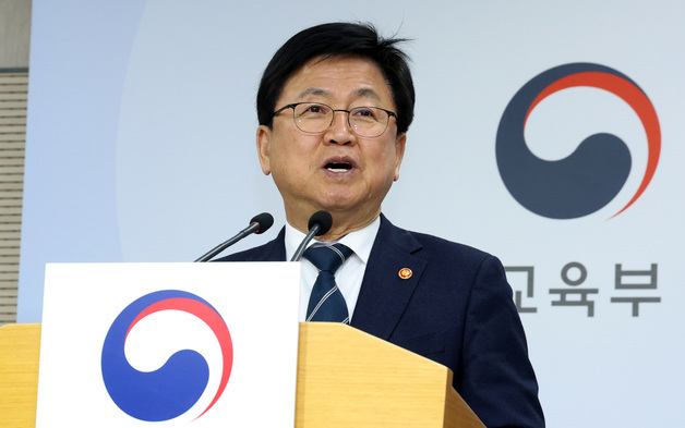 교육장관-학교현장, 교복제도 간담회…'등골 브레이커' 해법 찾기