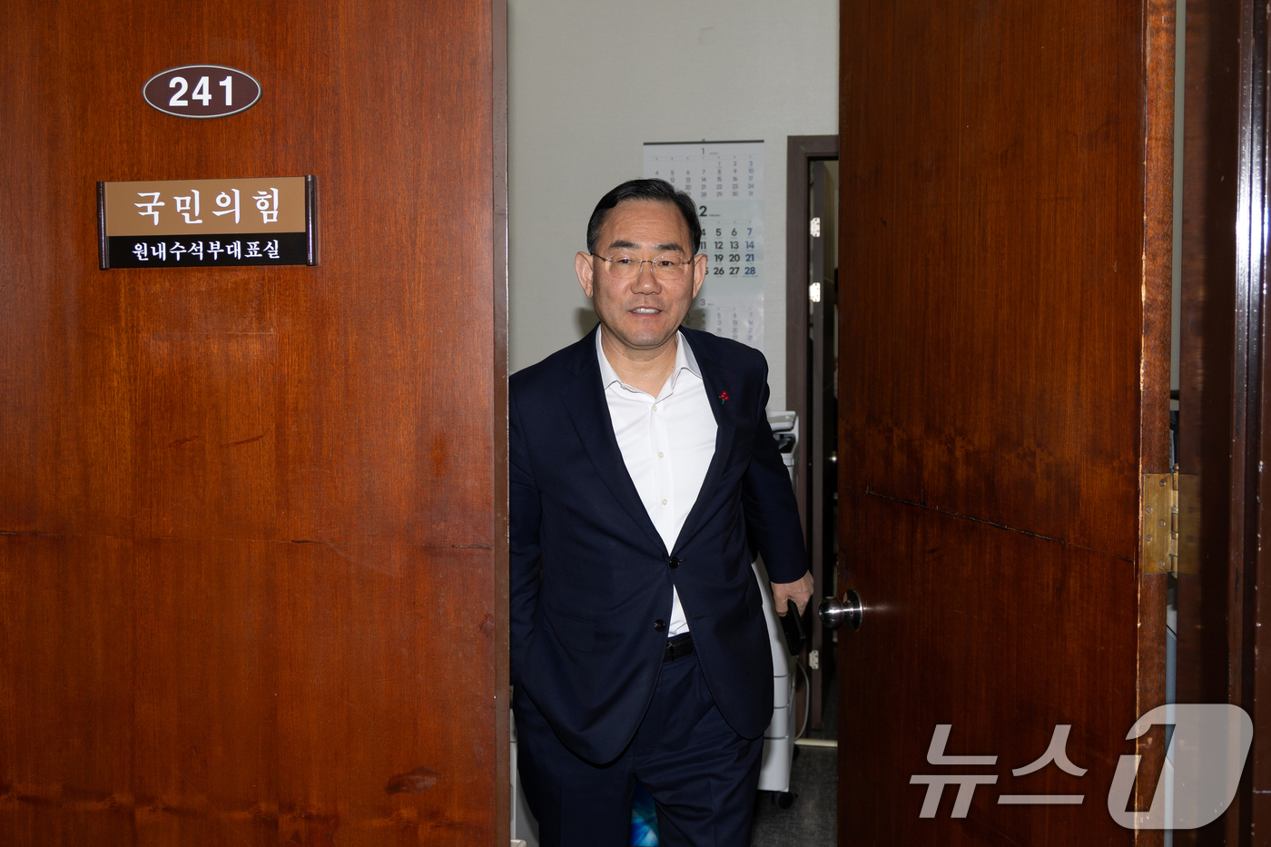 (서울=뉴스1) 이승배 기자 = 주호영 국민의힘 의원이 26일 서울 여의도 국회 원내수석부대표실에 마련된 대구경북 행정통합 특별법 찬반 투표소를 나서고 있다. 2026.2.26/뉴 …