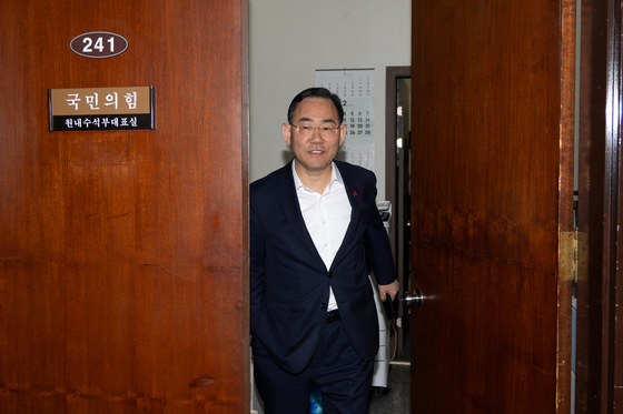 대구경북 행정통합 특별법 찬반 투표소 나서는 주호영 의원