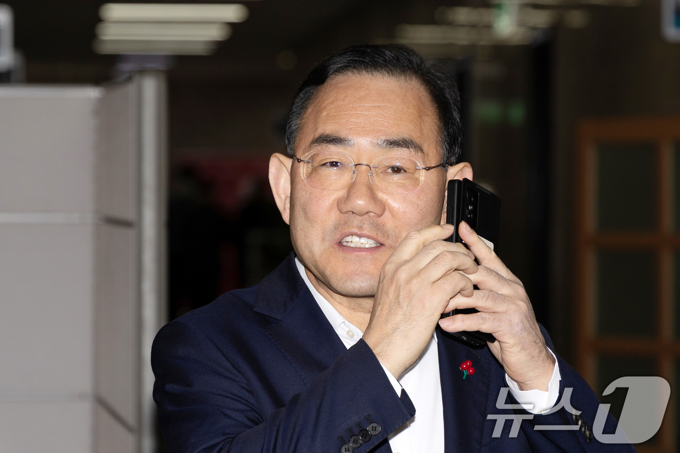 (서울=뉴스1) 이승배 기자 = 주호영 국민의힘 의원이 26일 서울 여의도 국회 원내수석부대표실에 마련된 대구경북 행정통합 특별법 찬반 투표소를 나서며 통화하고 있다. 2026.2 …