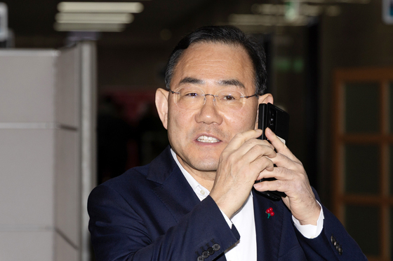 통화하는 주호영 의원