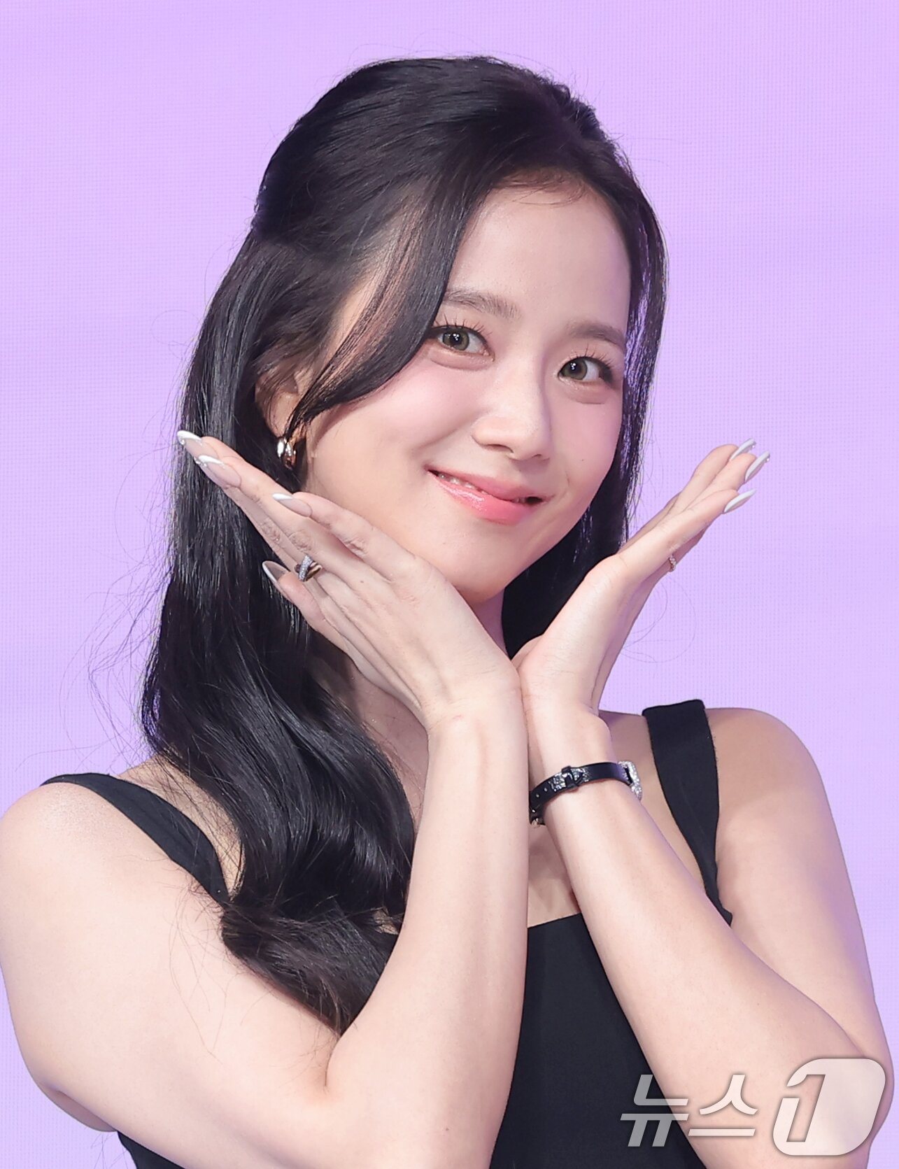 본문 이미지 - 블랙핑크 지수가 26일 서울 종로구 JW메리어트 동대문스퀘어서울에서 열린 넷플릭스 새 시리즈 '월간남친' 제작발표회에서 꽃받침 포즈를 취하고 있다.  ⓒ 뉴스1 권현진 기자