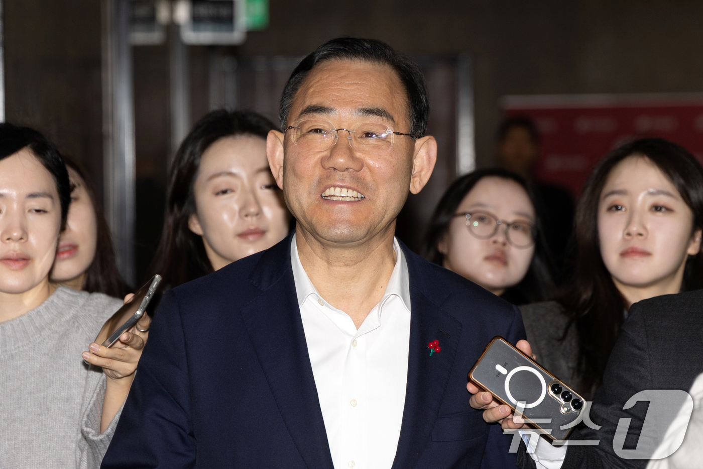 (서울=뉴스1) 이승배 기자 = 주호영 국민의힘 의원이 26일 서울 여의도 국회 원내수석부대표실에 마련된 대구경북 행정통합 특별법 찬반 투표소를 나서고 있다. 2026.2.26/뉴 …