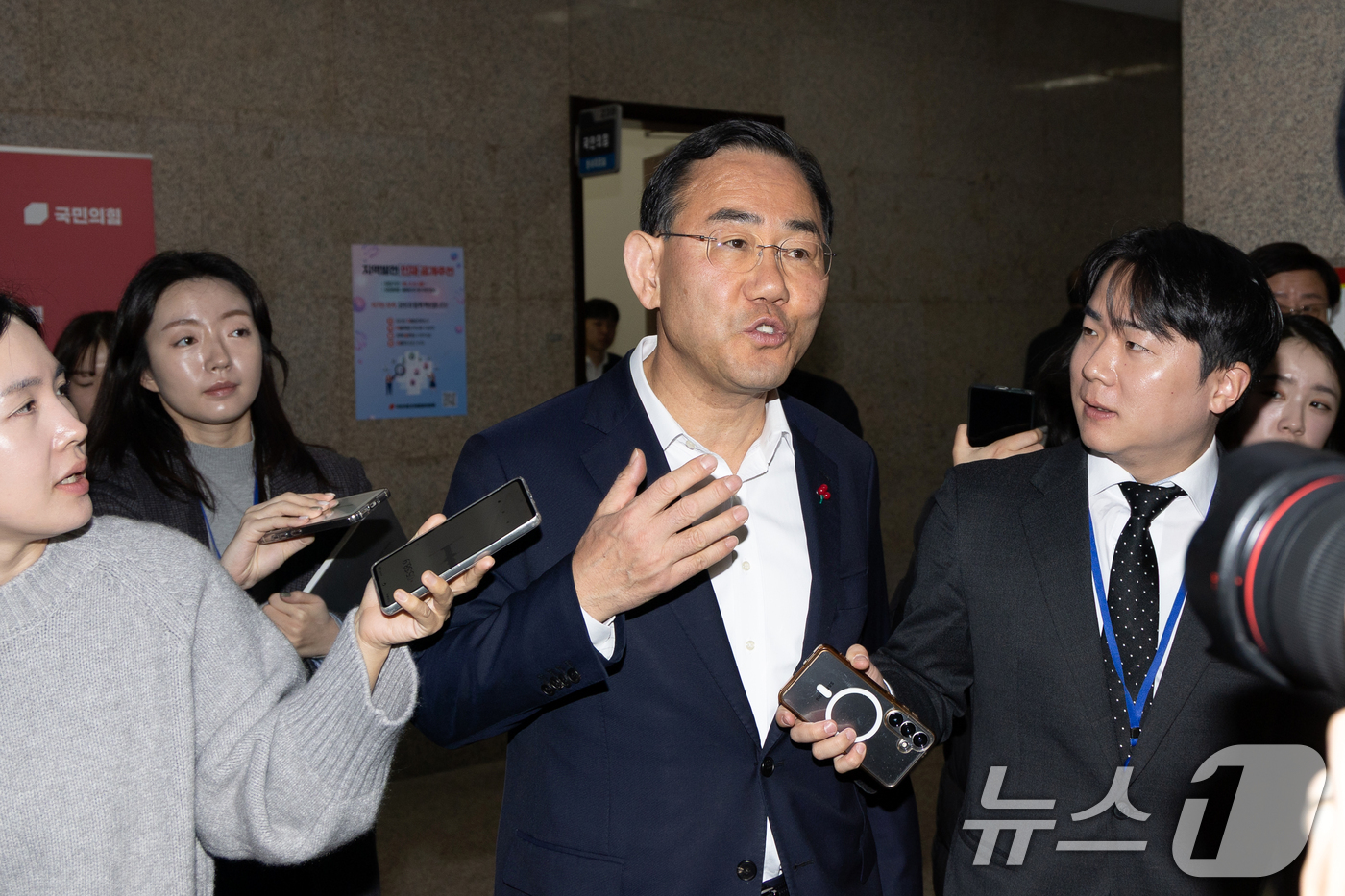 (서울=뉴스1) 이승배 기자 = 주호영 국민의힘 의원이 26일 서울 여의도 국회 원내수석부대표실에 마련된 대구경북 행정통합 특별법 찬반 투표소를 나서고 있다. 2026.2.26/뉴 …