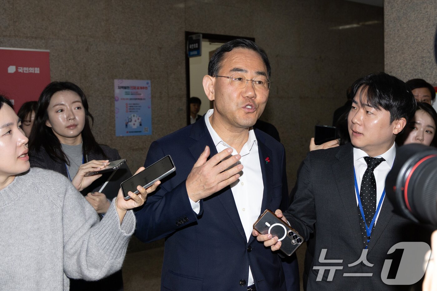 본문 이미지 - 주호영 국민의힘 의원이 26일 서울 여의도 국회 원내수석부대표실에 마련된 대구경북 행정통합 특별법 찬반 투표소를 나서고 있다. 2026.2.26 ⓒ 뉴스1 이승배 기자