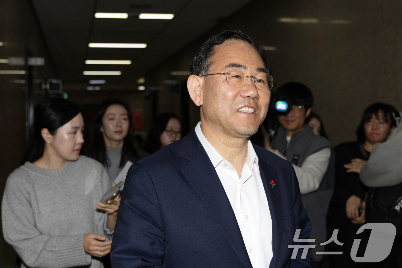 (서울=뉴스1) 이승배 기자 = 주호영 국민의힘 의원이 26일 서울 여의도 국회 원내수석부대표실에 마련된 대구경북 행정통합 특별법 찬반 투표소를 나서고 있다. 2026.2.26/뉴 …