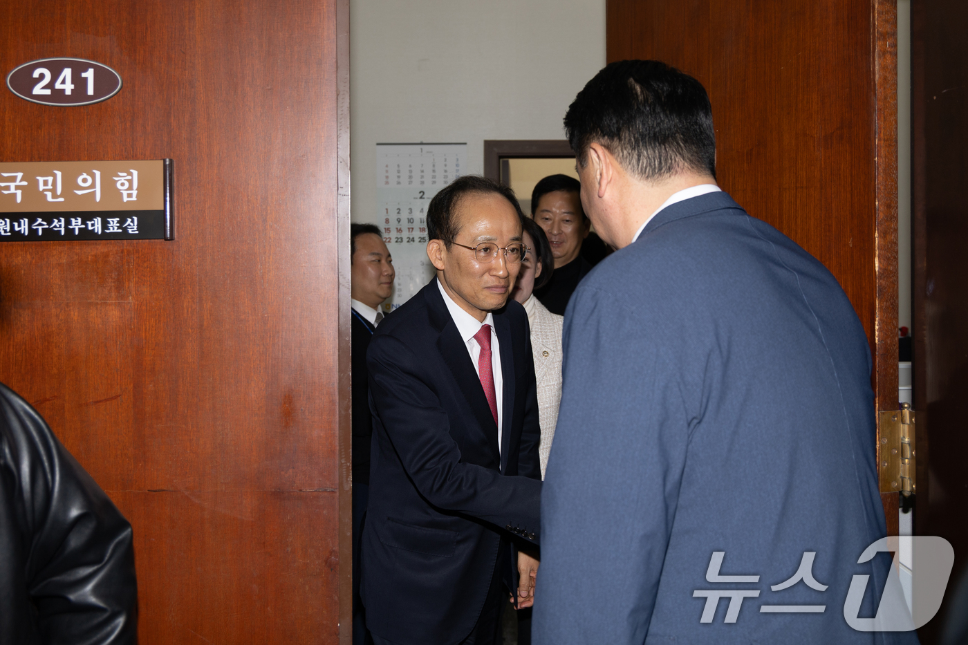 (서울=뉴스1) 이승배 기자 = 추경호 국민의힘 의원이 26일 서울 여의도 국회 원내수석부대표실에 마련된 대구경북 행정통합 특별법 찬반 투표소를 나서고 있다. 2026.2.26/뉴 …