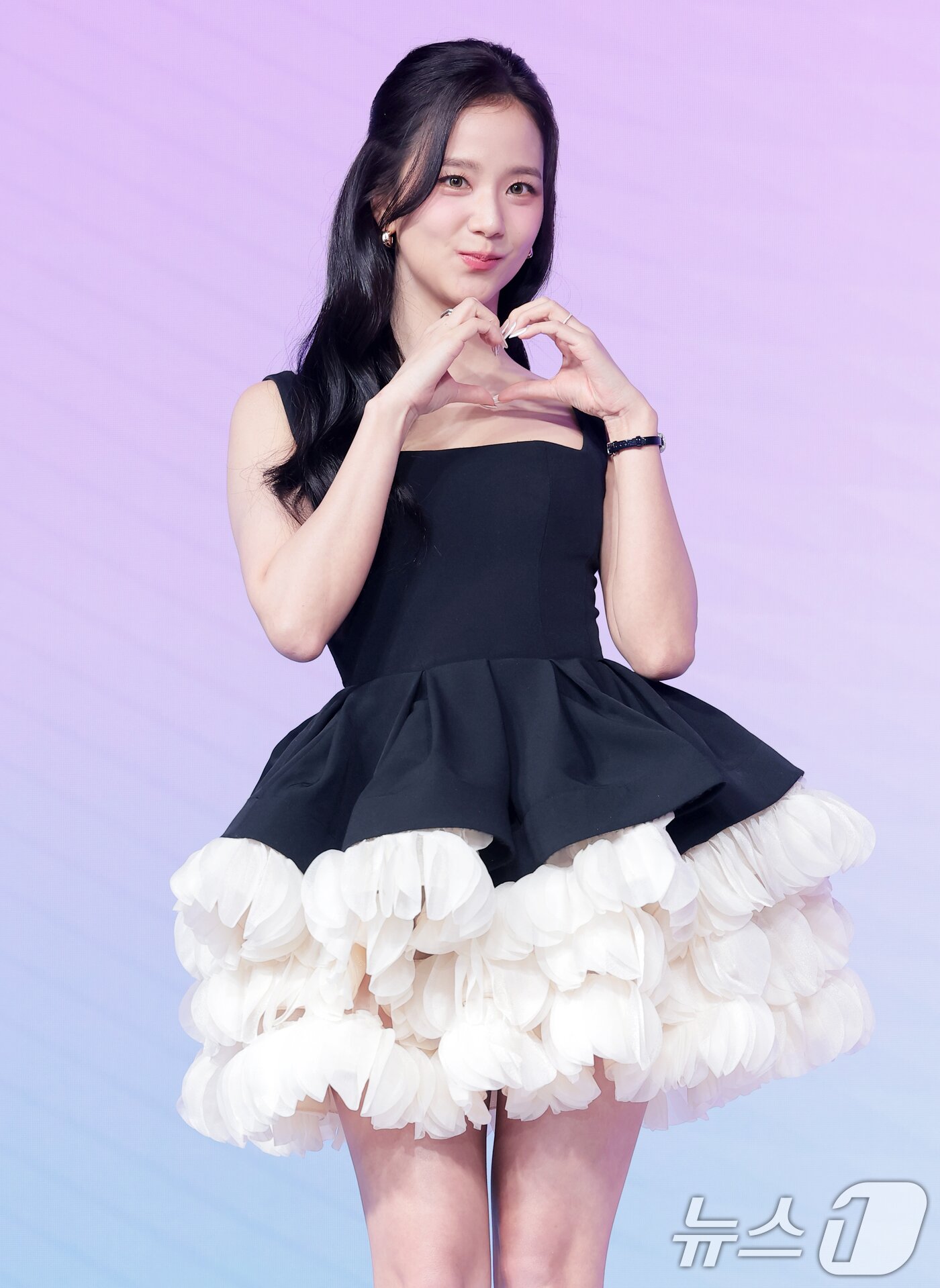 본문 이미지 - 블랙핑크 지수가 26일 서울 종로구 JW메리어트 동대문스퀘어서울에서 열린 넷플릭스 새 시리즈 '월간남친' 제작발표회에서 하트를 그리고 있다. ⓒ 뉴스1 권현진 기자