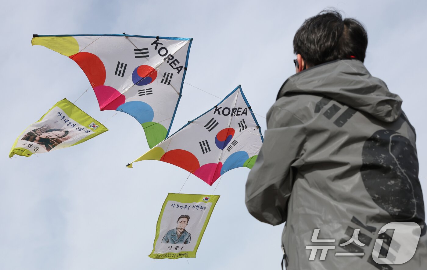 본문 이미지 - 제107주년 3·1절을 사흘 앞둔 26일 경기 수원시 팔달구 수원화성 창룡문에서 한국연연맹 회원들이 독립운동가들의 모습이 담긴 연을 날리고 있다. 2026.2.26 ⓒ 뉴스1 김영운 기자