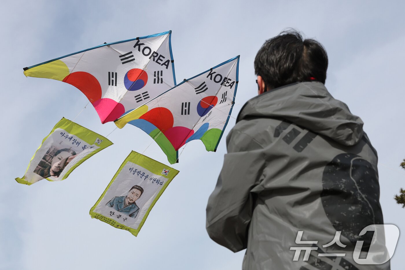 본문 이미지 - 제107주년 3·1절을 사흘 앞둔 26일 경기 수원시 팔달구 수원화성 창룡문에서 한국연연맹 회원들이 독립운동가들의 모습이 담긴 연을 날리고 있다. 2026.2.26 ⓒ 뉴스1 김영운 기자