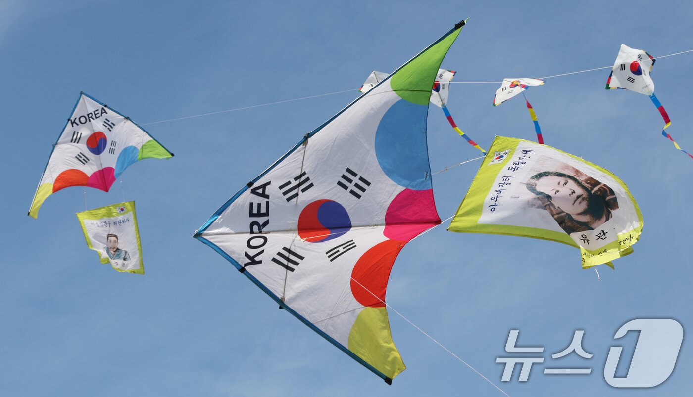 본문 이미지 - 제107주년 3·1절을 사흘 앞둔 26일 경기 수원시 팔달구 수원화성 창룡문에서 한국연연맹 회원들이 독립운동가들의 모습이 담긴 연을 날리고 있다. 2026.2.26 ⓒ 뉴스1 김영운 기자