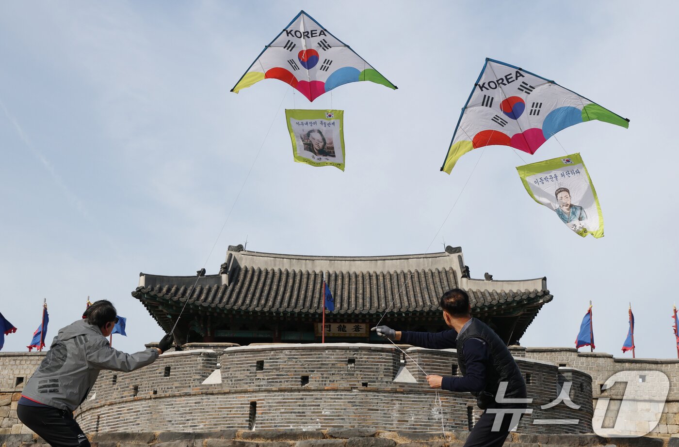 본문 이미지 - 제107주년 3·1절을 사흘 앞둔 26일 경기 수원시 팔달구 수원화성 창룡문에서 한국연연맹 회원들이 독립운동가들의 모습이 담긴 연을 날리고 있다. 2026.2.26 ⓒ 뉴스1 김영운 기자