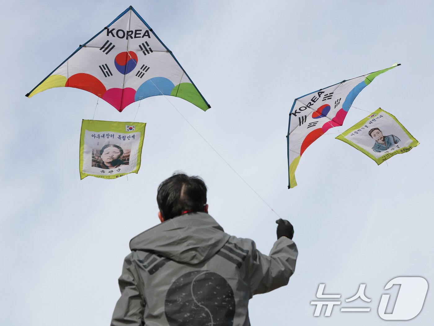 본문 이미지 - 제107주년 3·1절을 사흘 앞둔 26일 경기 수원시 팔달구 수원화성 창룡문에서 한국연연맹 회원들이 독립운동가들의 모습이 담긴 연을 날리고 있다. 2026.2.26 ⓒ 뉴스1 김영운 기자