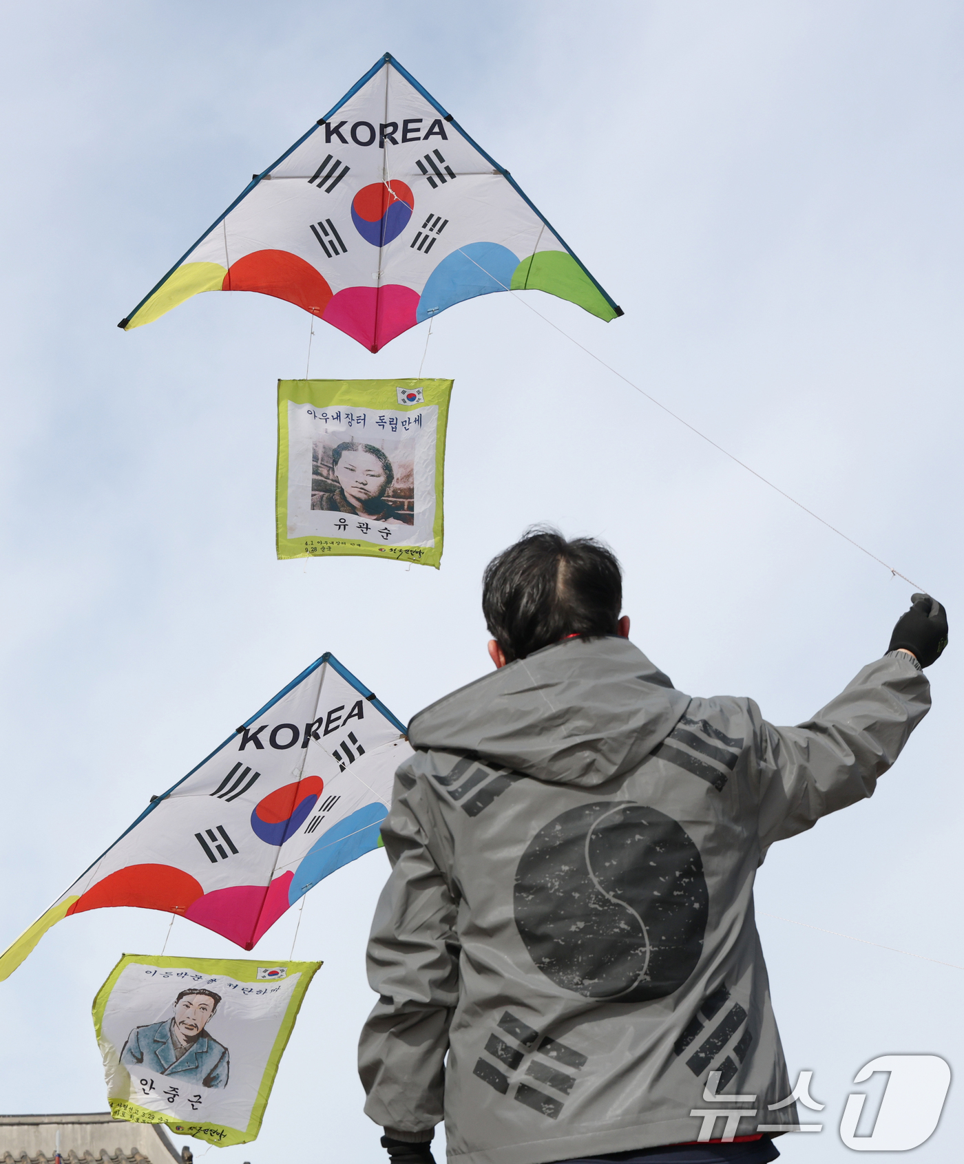 (수원=뉴스1) 김영운 기자 = 제107주년 3·1절을 사흘 앞둔 26일 경기 수원시 팔달구 수원화성 창룡문에서 한국연연맹 회원들이 독립운동가들의 모습이 담긴 연을 날리고 있다. …