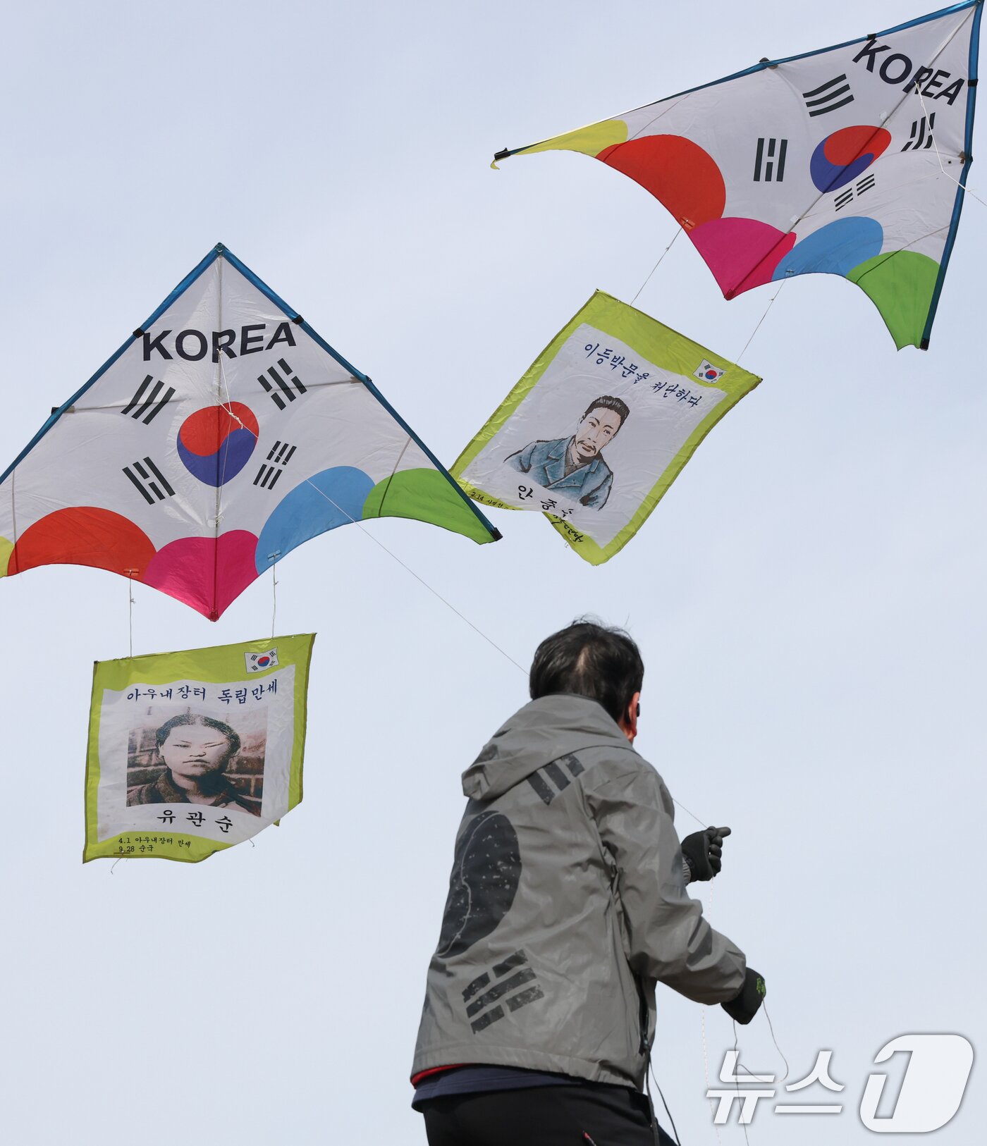 본문 이미지 - 제107주년 3·1절을 사흘 앞둔 26일 경기 수원시 팔달구 수원화성 창룡문에서 한국연연맹 회원들이 독립운동가들의 모습이 담긴 연을 날리고 있다. 2026.2.26 ⓒ 뉴스1 김영운 기자