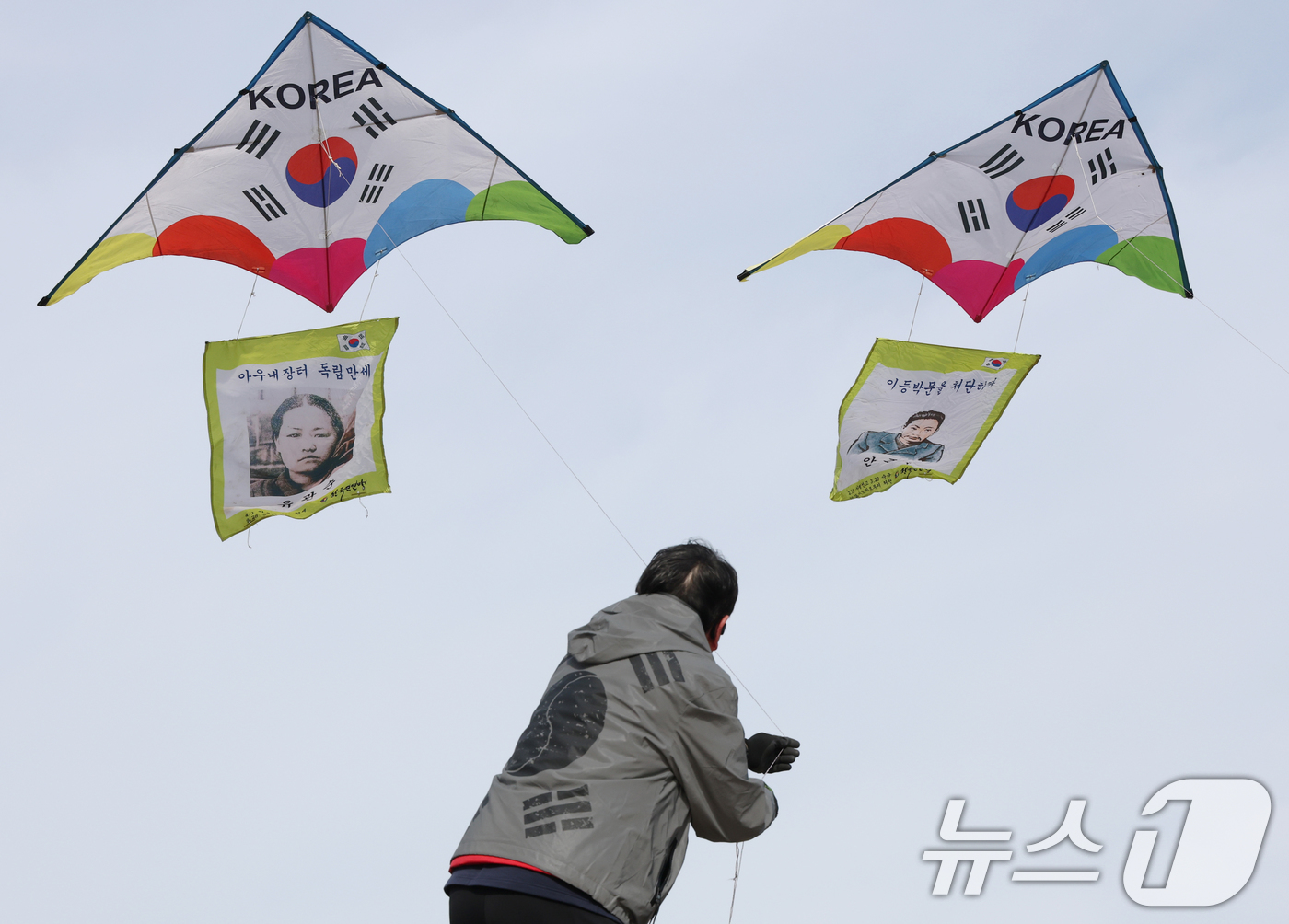 (수원=뉴스1) 김영운 기자 = 제107주년 3·1절을 사흘 앞둔 26일 경기 수원시 팔달구 수원화성 창룡문에서 한국연연맹 회원들이 독립운동가들의 모습이 담긴 연을 날리고 있다. …