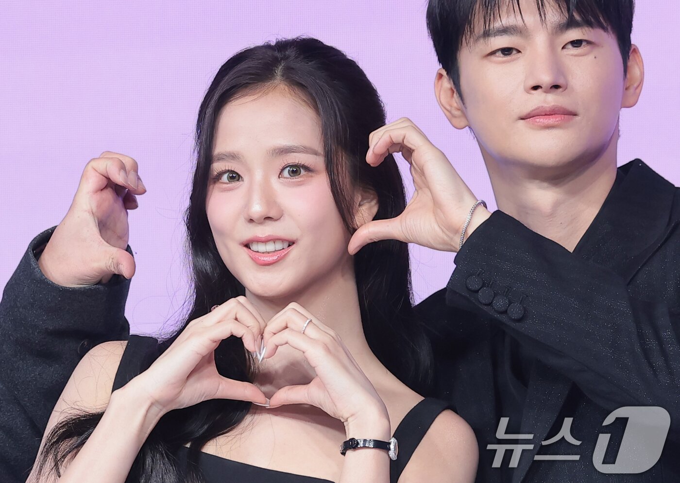 본문 이미지 - 가수 겸 배우 지수와 서인국(오른쪽)이 26일 서울 종로구 JW메리어트 동대문스퀘어서울에서 열린 넷플릭스 새 시리즈 '월간남친' 제작발표회에서 포즈를 취하고 있다. ⓒ 뉴스1 권현진 기자