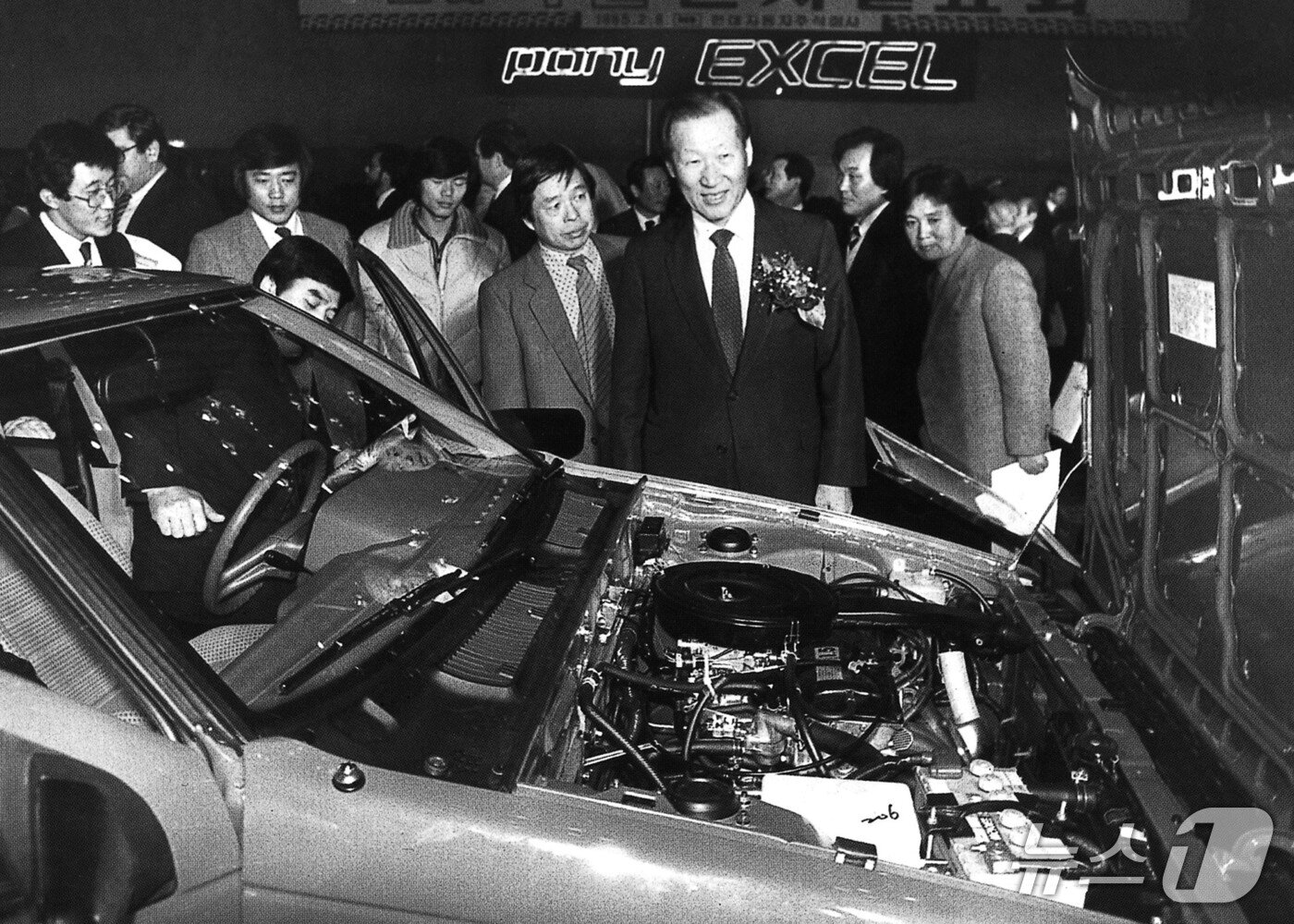 본문 이미지 -  포니 앞에 있는 정주영 창업회장. (현대차그룹 제공) 