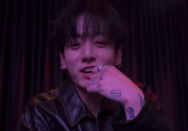 BTS 정국, 새벽 음주 라방·욕설 논란…"경솔한 행동"