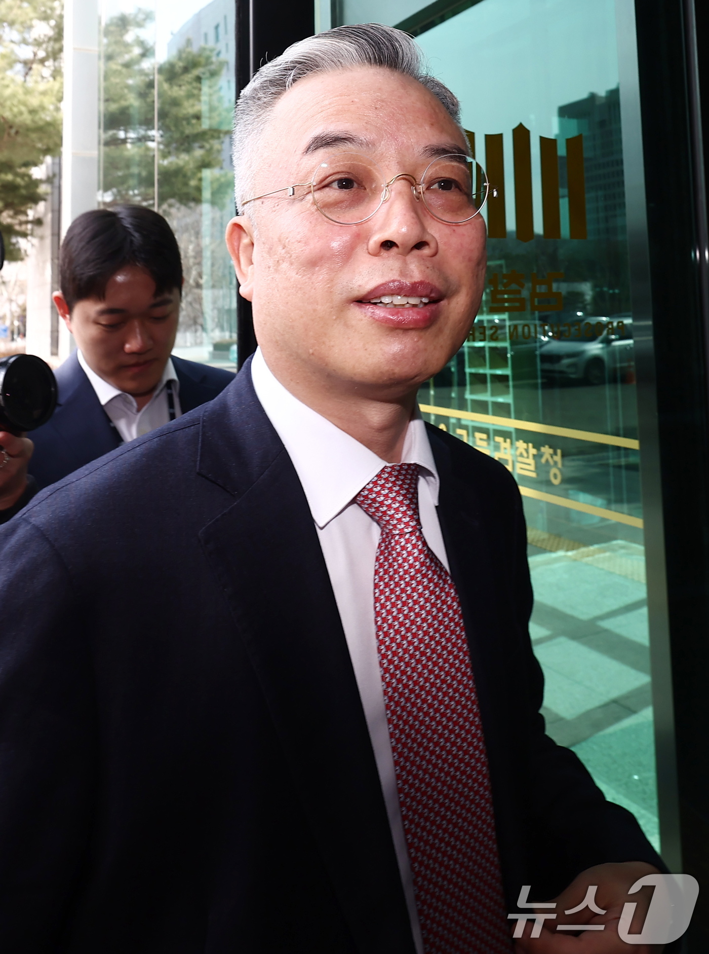 (서울=뉴스1) 김민지 기자 = 권창영 2차 종합특검팀 특별검사가 26일 오전 서울 서초구 서울고등법원에 마련된 내란특검 사무실을 예방하기 위해 들어서고 있다. 2026.2.26/ …