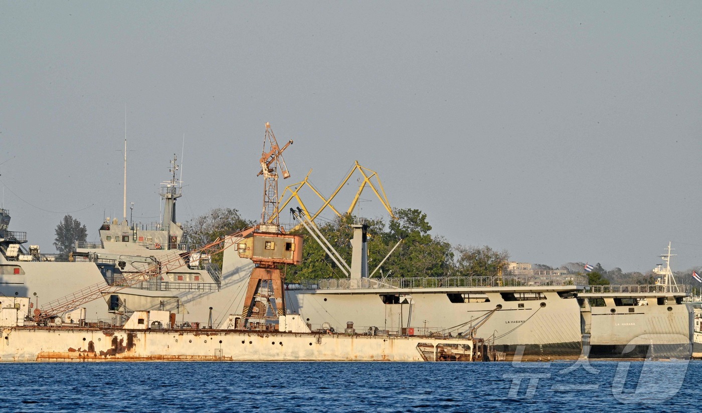 (아바나 AFP=뉴스1) 김지완 기자 = 25일(현지시간) 쿠바 수도 아바나 항구에 정박한 쿠바 해안경비대 선박. 이날 쿠바 내무부는 해안경비대가 미국을 출발한 고속정을 저지하는 …