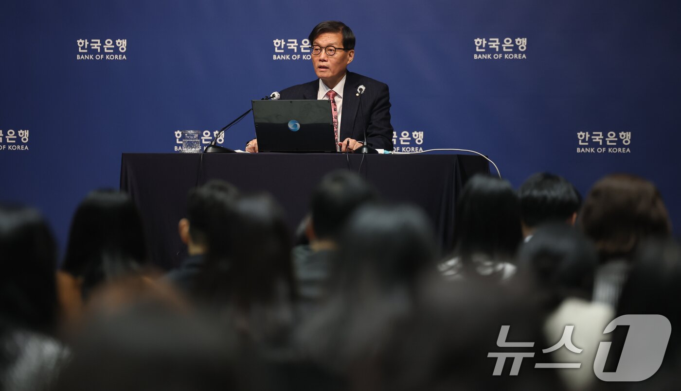 본문 이미지 - 이창용 한국은행 총재가 26일 서울 중구 한국은행 본관에서 열린 기자간담회에서 발언하고 있다. 2026.2.26 ⓒ 뉴스1 사진공동취재단