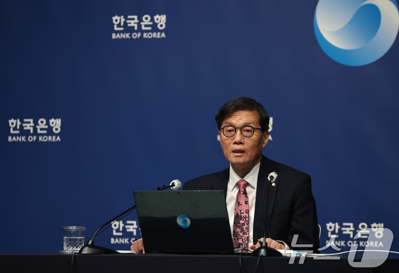 (서울=뉴스1) 사진공동취재단 = 이창용 한국은행 총재가 26일 서울 중구 한국은행 본관에서 열린 기자간담회에서 발언하고 있다. 2026.2.26/뉴스1