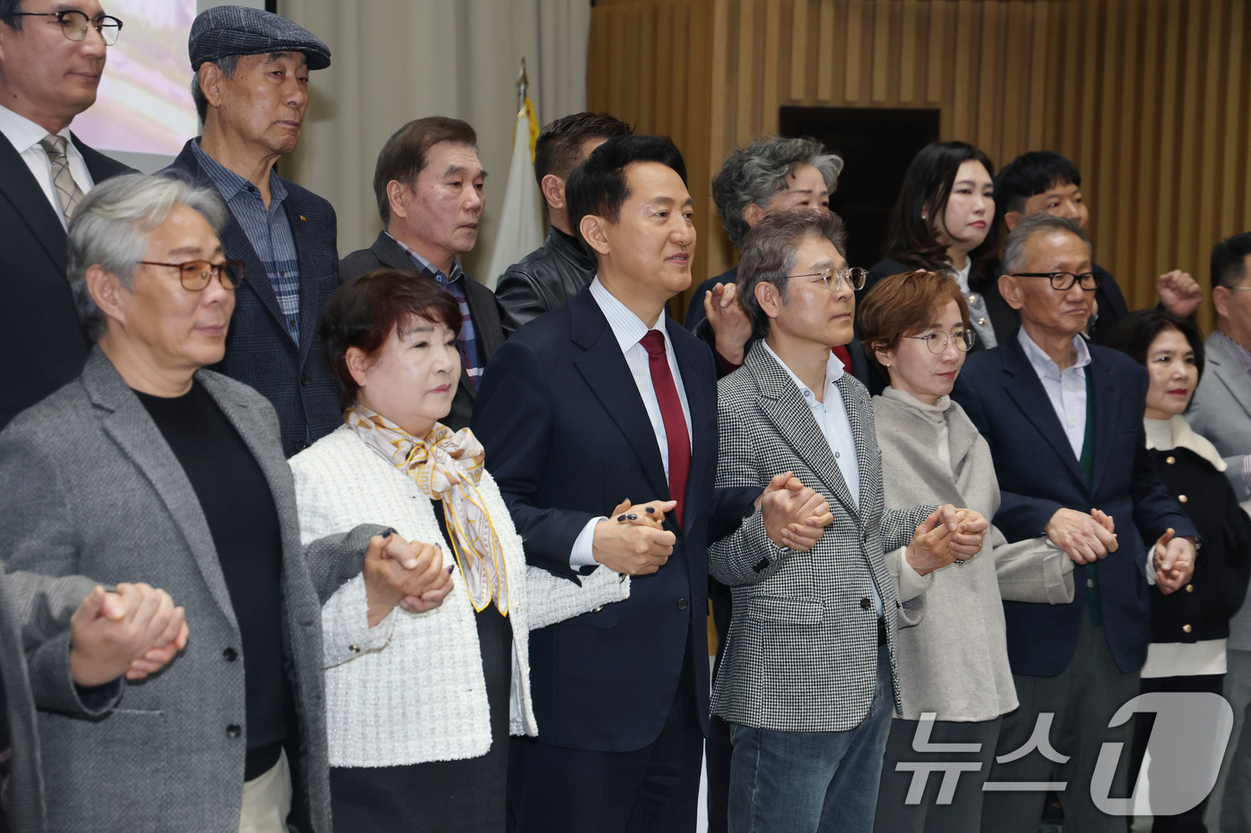 (서울=뉴스1) 이광호 기자 = 오세훈 서울시장이 26일 오전 서울시청에서 열린 '8만 5천호 신속착공 발표회'에서 조합장들과 손을 잡고 기념촬영을 하고 있다. 2026.2.26/ …