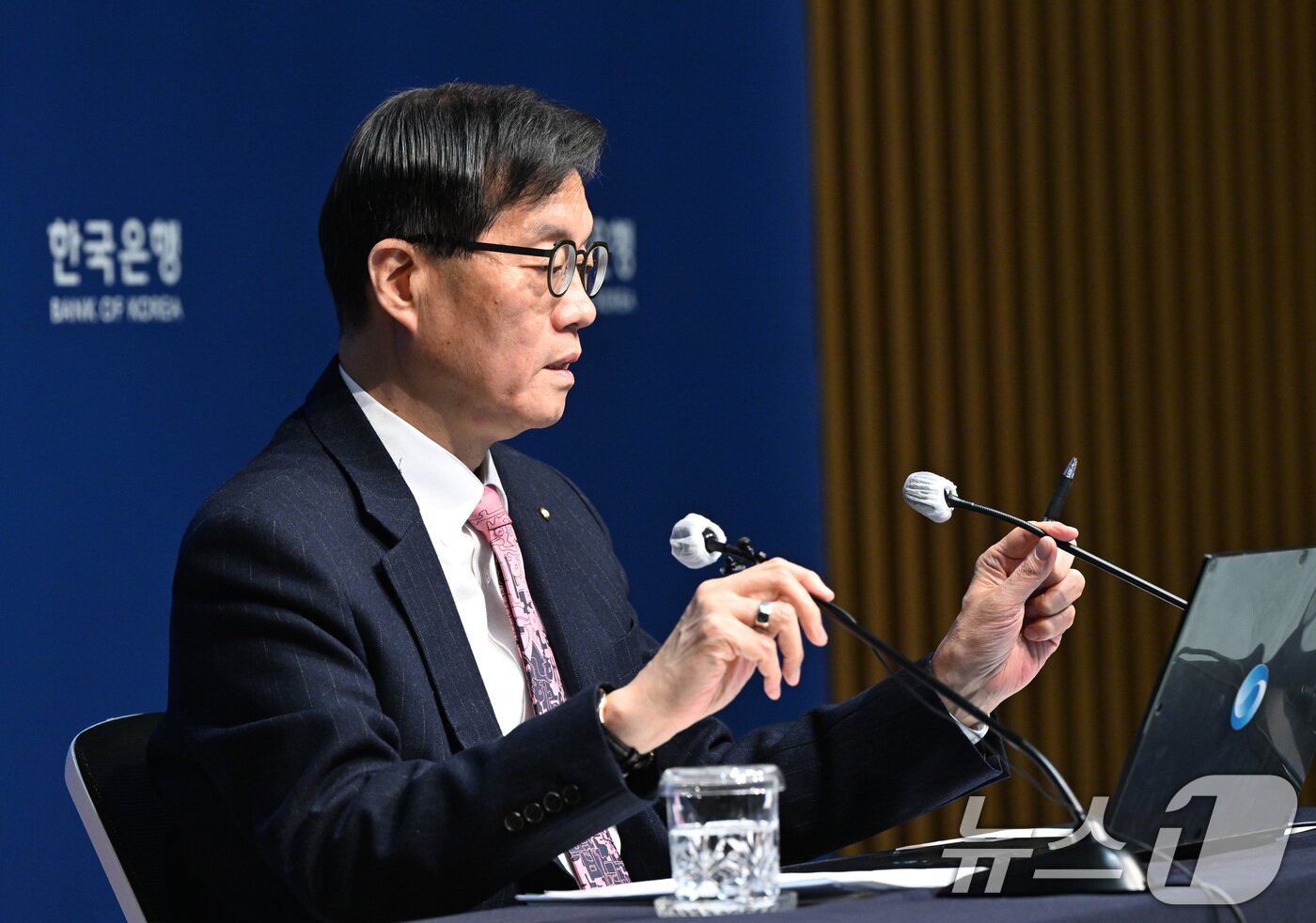 본문 이미지 - 이창용 한국은행 총재가 26일 서울 중구 한국은행 본관에서 열린 기자간담회에서 발언하고 있다. 2026.2.26 ⓒ 뉴스1 사진공동취재단