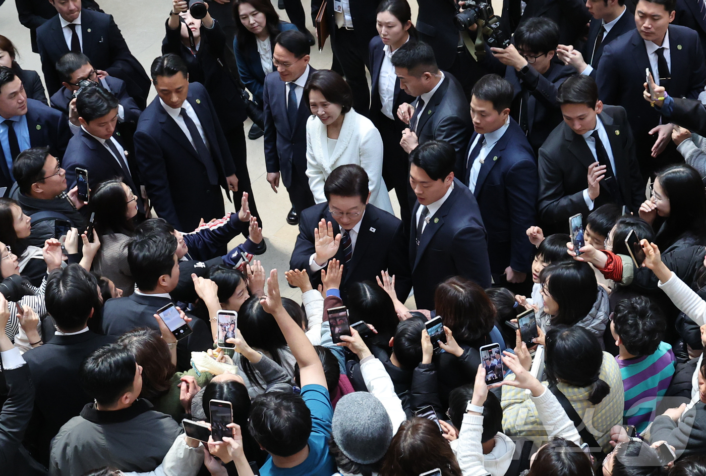 (서울=뉴스1) 허경 기자 = 이재명 대통령과 김혜경 여사가 26일 서울 용산구 국립중앙박물관에서 열린 특별전 '우리들의 이순신'을 관람한 뒤 시민들과 인사를 나누고 있다. 202 …