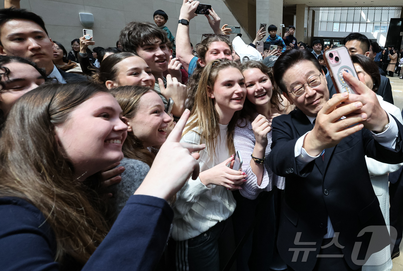 (서울=뉴스1) 허경 기자 = 이재명 대통령이 26일 서울 용산구 국립중앙박물관에서 열린 특별전 '우리들의 이순신'을 관람한 뒤 외국인 관광객들과 기념촬영을 하고 있다. 2026. …