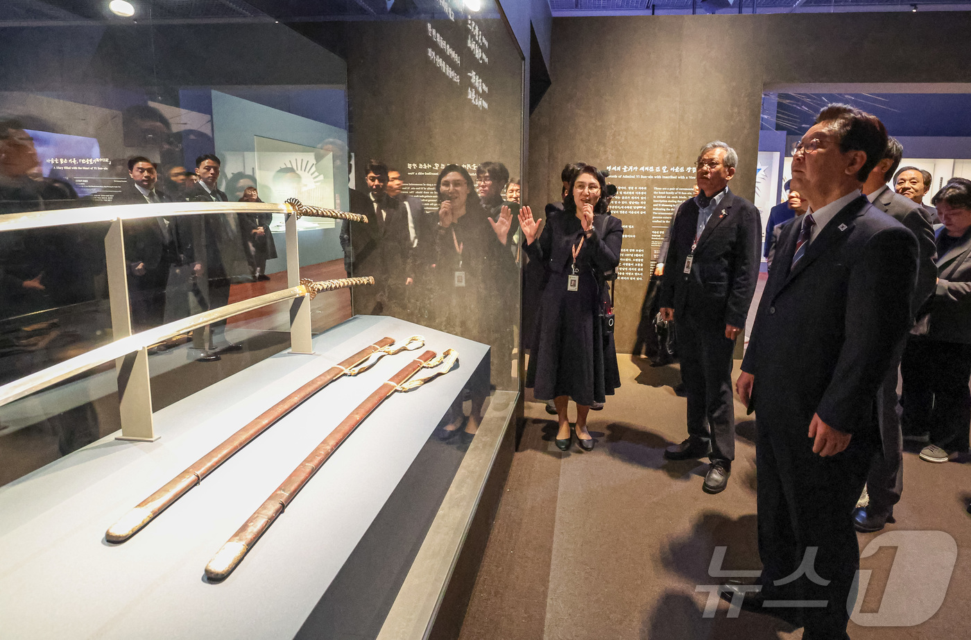 (서울=뉴스1) 허경 기자 = 이재명 대통령과 김혜경 여사가 26일 서울 용산구 국립중앙박물관에서 열린 특별전 '우리들의 이순신’에서 이순신장검을 관람하고 있다. 2026.2.26 …